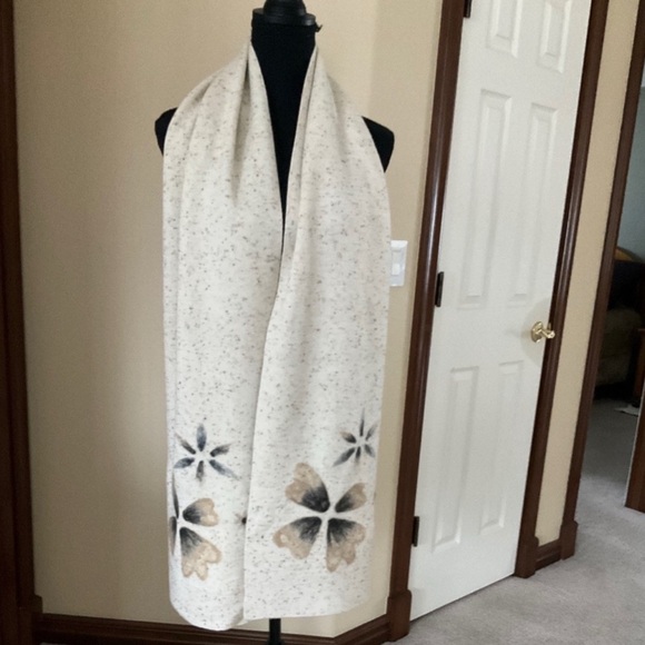 Scarf - Picture 1 of 3